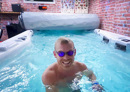 Taren Gesell zwemt in zijn h2x zwemspa