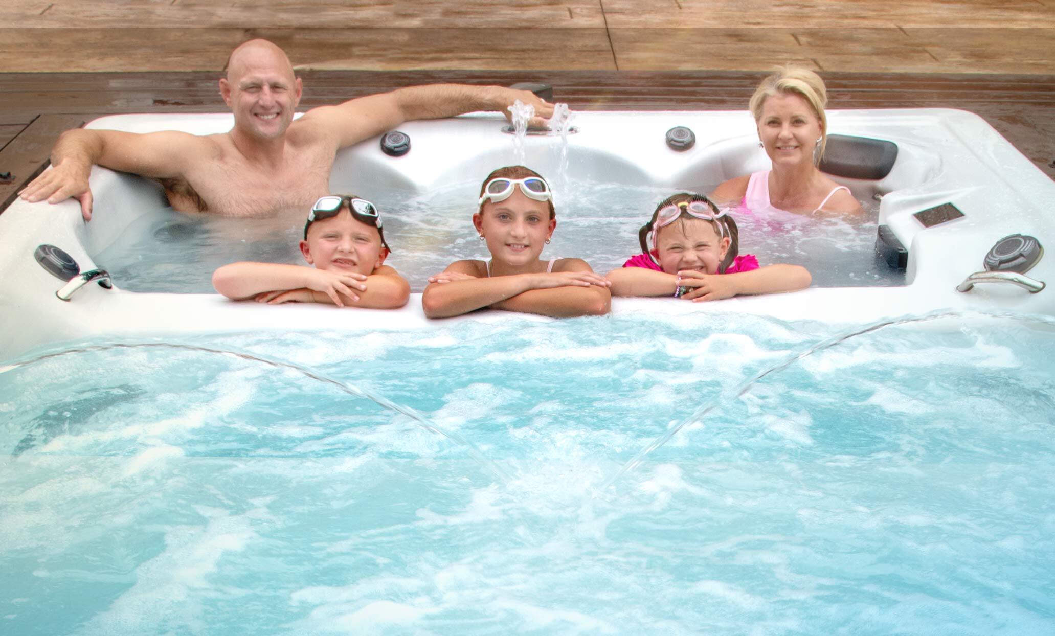 Familie in een Master Spas zwemspa