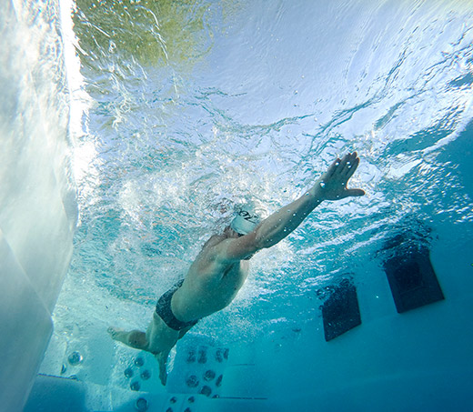 onderwateropname van ben hoffman zwemmend in een h2x fitness zwemspa