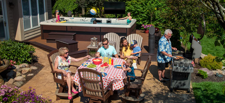 Een gezin geniet van buiten eten bij een zwemspa