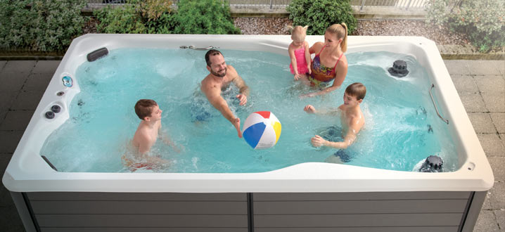 Familie speelt met een strandbal in een zwemspa