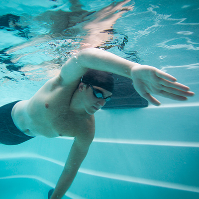 Zwemmen kan helpen om gewicht te verliezen