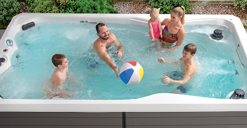 Sla de installatie van een zwembad over, een H2x zwemspa kan waardevolle tijd voor het gezin opleveren