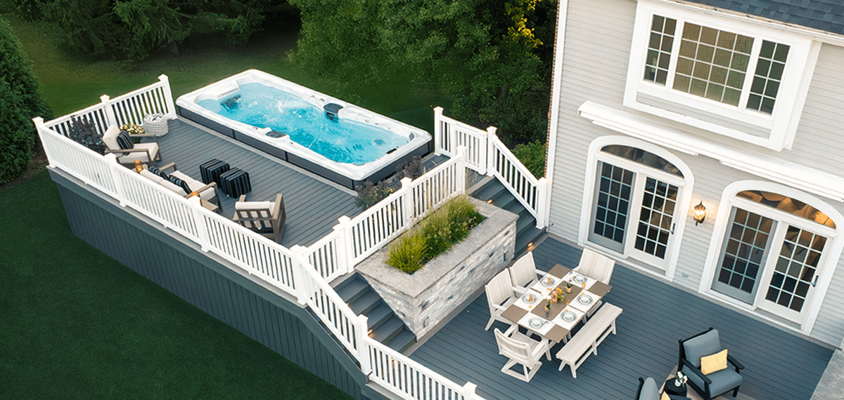 H2X Fitness Swim Spa, omgeven door een terras.