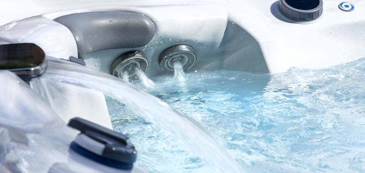 Schoon, helder water in een zwemspa.