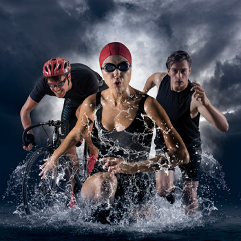 Triatleten die hardlopen en fietsen.
