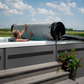 Afdekkingssysteem met rolmechanisme voor een MasterSpas-zwemspa.