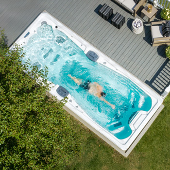 Drone-opname van een zwemmer in een H2X Fitness Swim Spa.