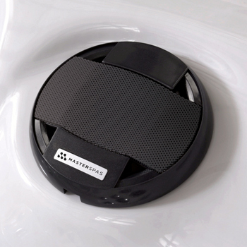 Fusion Air Sound System-luidspreker op een zwemspa.