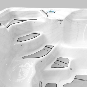 Antislip-comfortvloersysteem aan de onderkant van een H2X Swim Spa.
