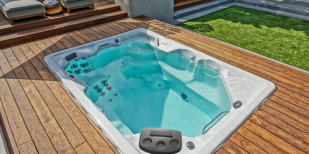 Privacy en uw perfecte buitenruimte met een zwemspa.