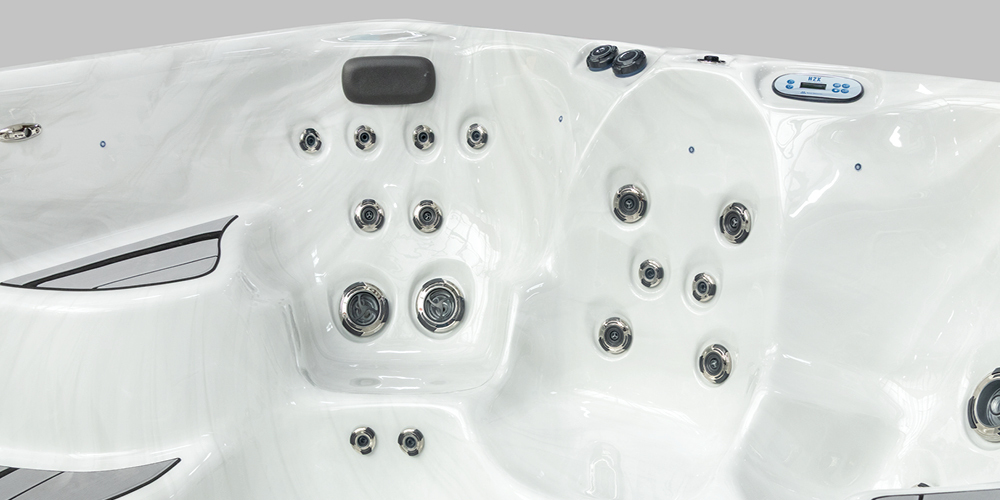 Jets, het antislip-comfortsysteem en het bedieningspaneel in een zwemspa.