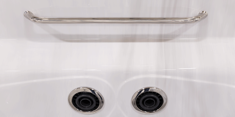 Een steunleuning bij de 15 waterstralen van de Therapool.