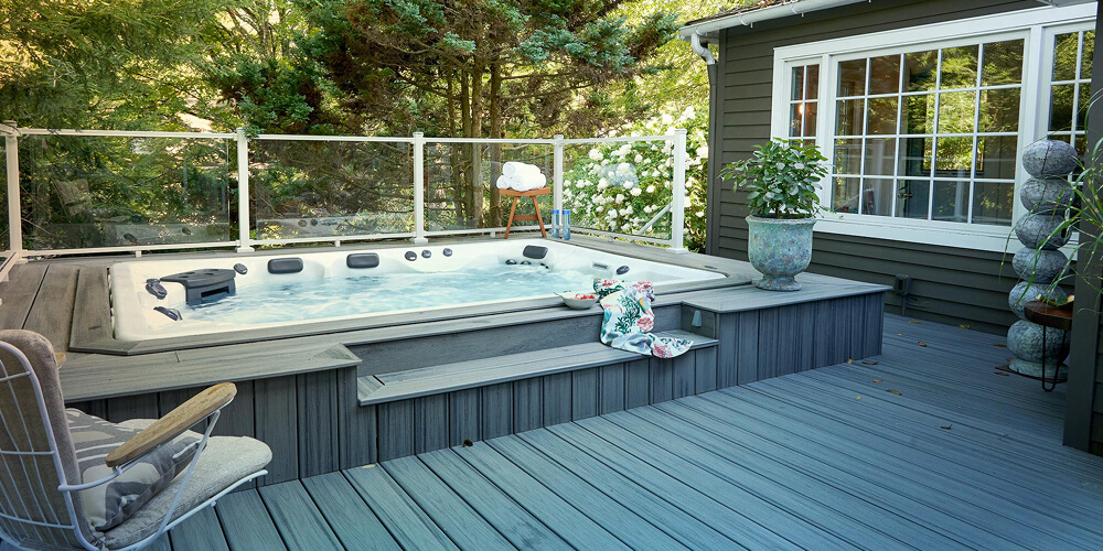 H2X Fitness Swim Spa in een terras.