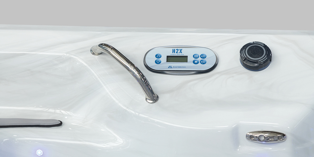 Close-up van het bedieningspaneel van een H2X Swim Spa.
