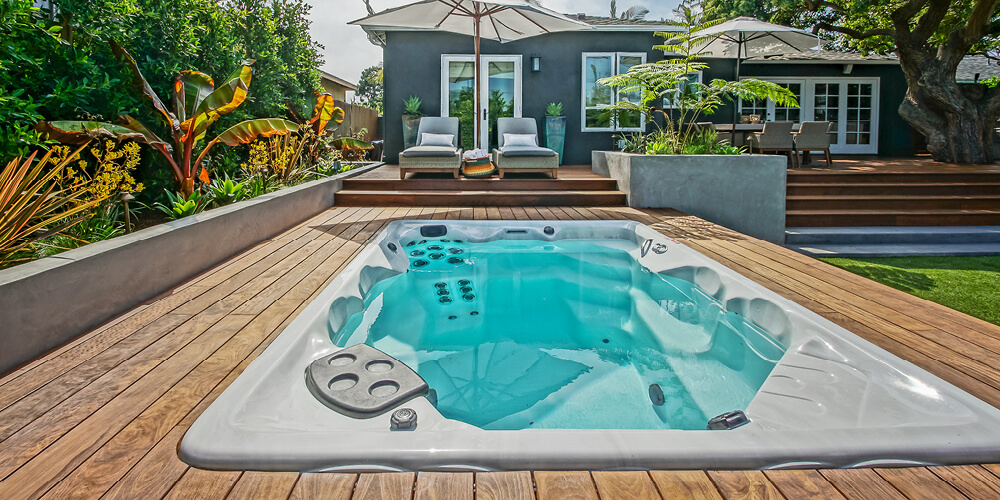 H2X Therapool D, ingebouwd in een terras.