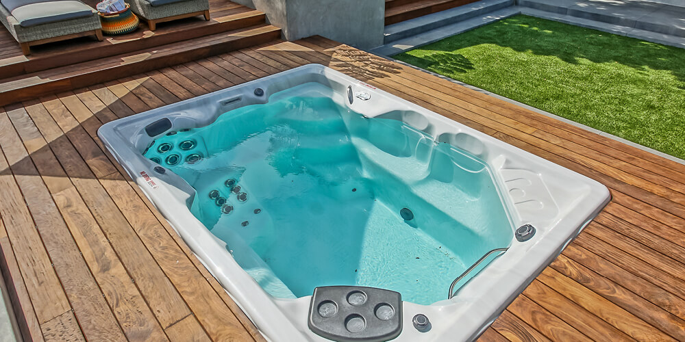 H2X Therapool D-zwemspa, ingebouwd in een terras.