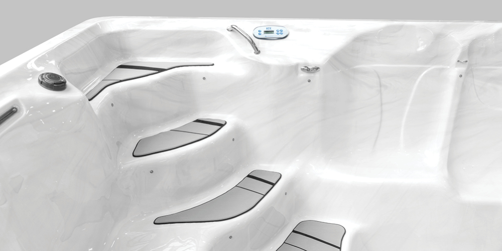 Trapjes voor zwemspa’s met het antislip Comfort-vloersysteem.