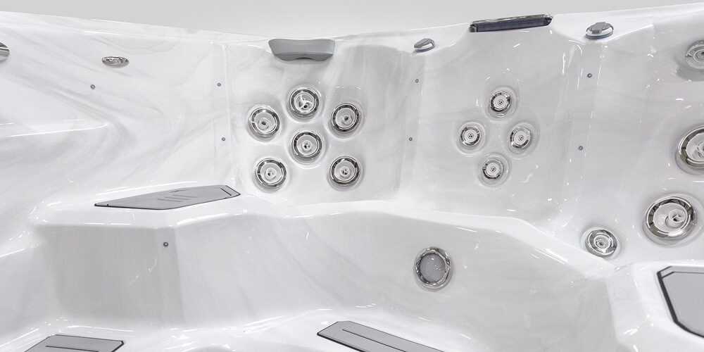 Blik op de binnenkant van een H2X Fitness-zwemspa zonder water, met de nadruk op de jets.
