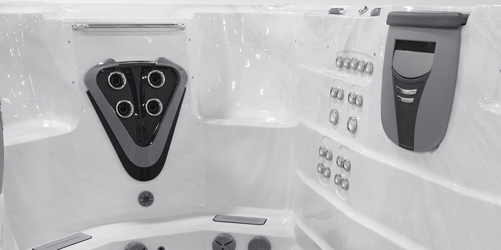 Blik op de binnenkant van een H2X Fitness-zwemspa zonder water, met de nadruk op de jets.