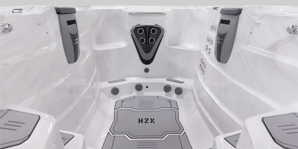 Blik op de binnenkant van een H2X Fitness-zwemspa zonder water, met de nadruk op de jets.