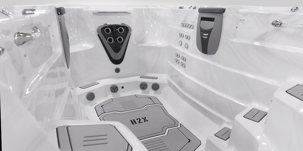 Blik op de binnenkant van een H2X Fitness-zwemspa zonder water, met de nadruk op de jets.