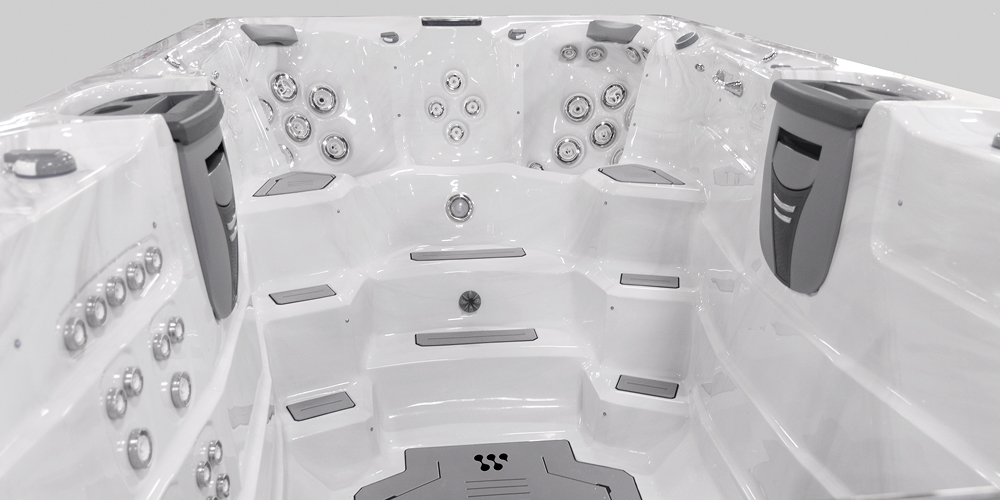 Blik op de binnenkant van een H2X Fitness-zwemspa zonder water, met de nadruk op de jets.