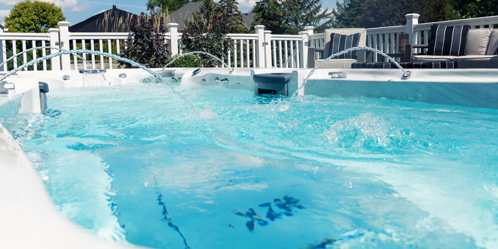 Kristalhelder water in de zwemspa met ingeschakelde waterpartijen met laminaire stroming.