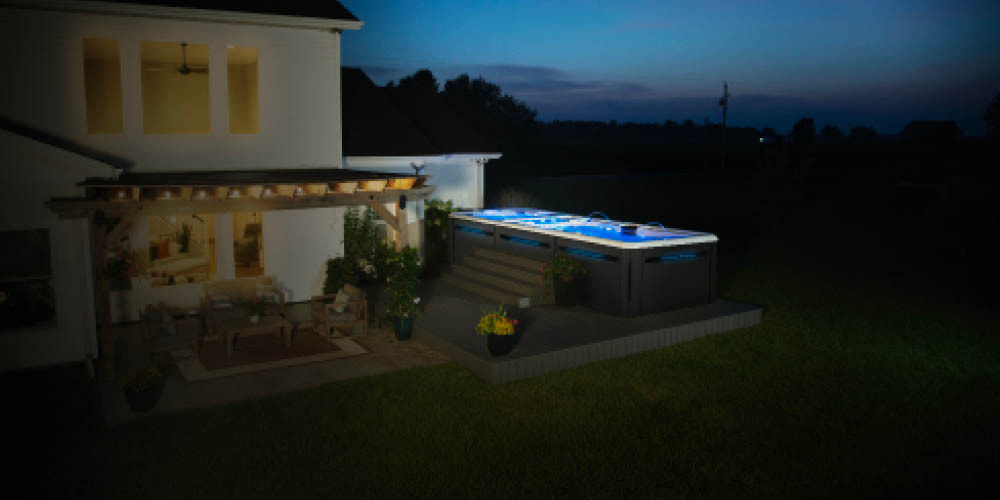 Nachtfoto van een zwemspa in een achtertuin.