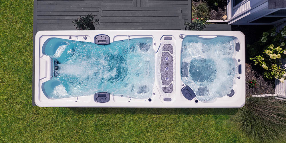 Beeld vanuit een drone, recht boven een zwemspa met de aandrijving ingeschakeld.