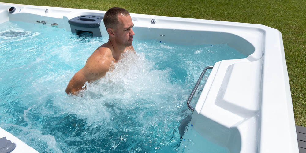 Een man die tegen de stroming in jogt om te trainen in een zwemspa.